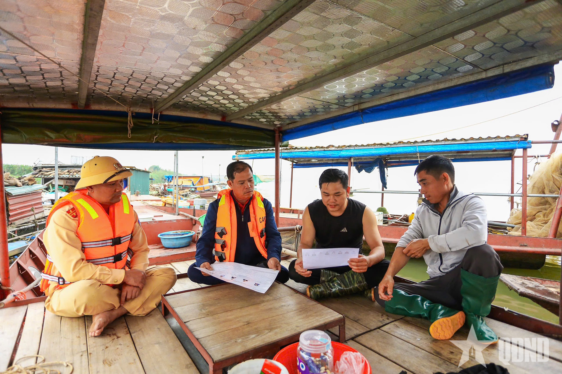 Hà Nội: Cảnh sát đường thủy đưa ngày hội bầu cử đến với bà con vùng sông nước